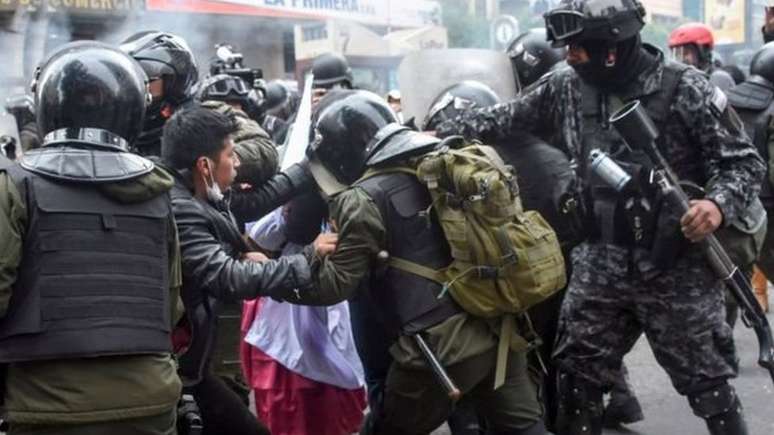 Tensão entre manifestantes e forças de segurança em La Paz