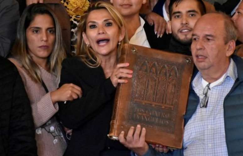 Jeanine Áñez proclamou-se presidente interina da Bolívia; ao entrar no Palácio Quemado, ela carregou uma bíblia