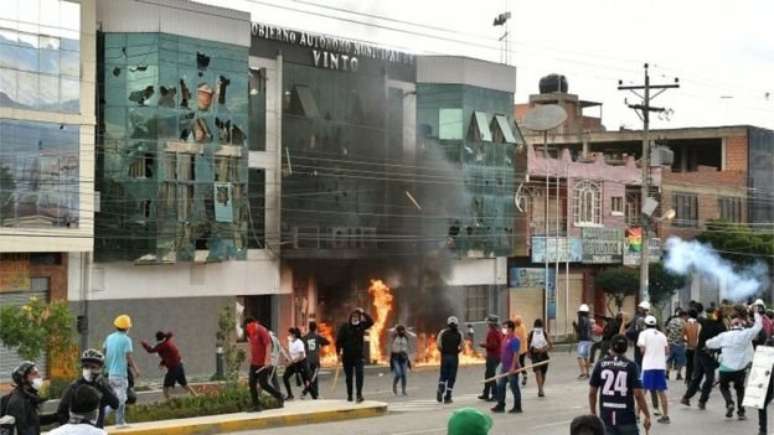 Manifestantes também incendiaram a prefeitura da cidade de Vinto