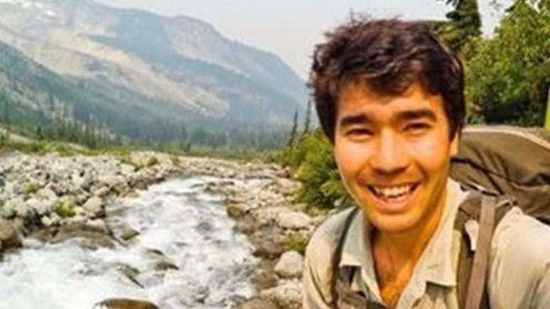 No Instagram, @johnachau descrevia a si mesmo como 'um sobrevivente de picada de cobra' e 'param&eacute;dico da natureza selvagem'