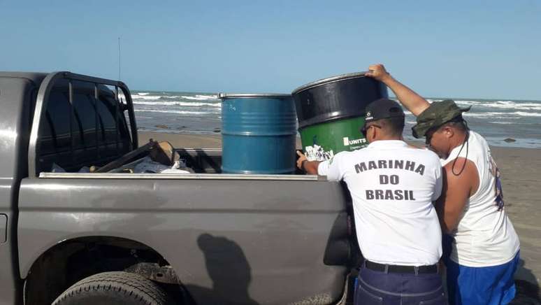  Mais de 450 quilos de óleo foram retirados somente da Praia de Atalaia, no Piauí 