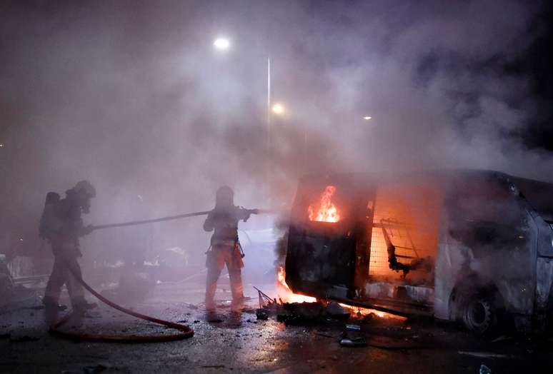 Bombeiros combatem fogo em barricada montada por manifestantes em rodovia em Hong Kong
15/11/2019 REUTERS/Thomas Peter