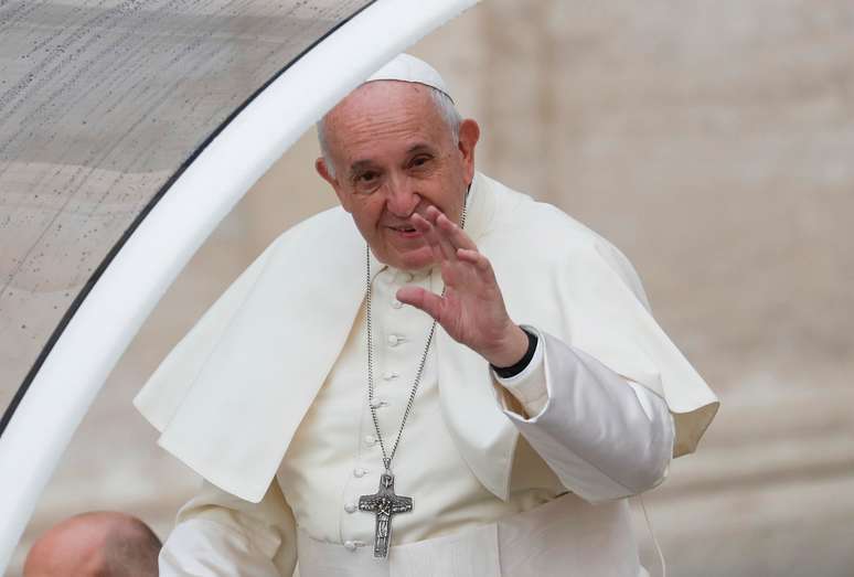 Papa Francisco acena durante audiência geral semanal no Vaticano
13/11/2019 REUTERS/Remo Casilli