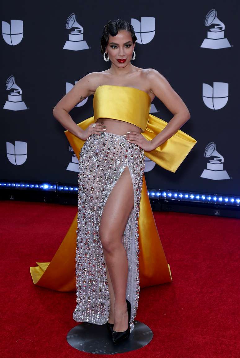 Anitta posa no tapete vermelho do Grammy Latino