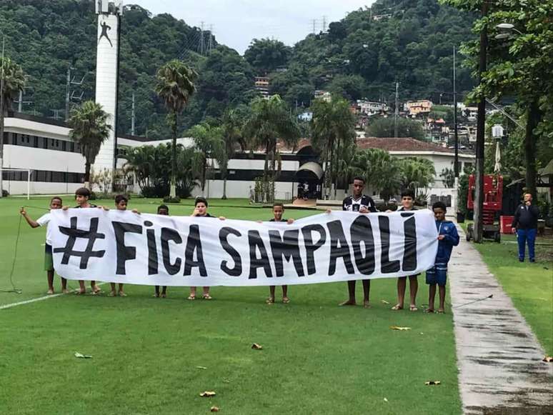 Crianças levaram a faixa ao treino do Santos desta sexta-feira, no CT Rei Pelé (Foto: Ivan Storti/Santos)