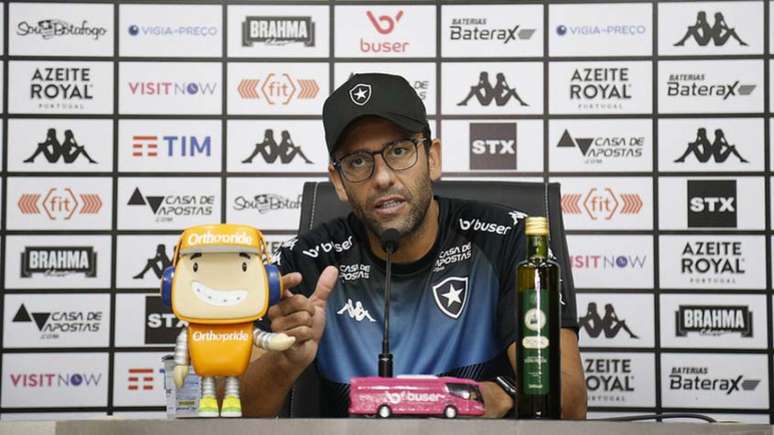 Alberto Valentim concedeu entrevista coletiva nesta sexta-feira (Foto: Vítor Silva/Botafogo)