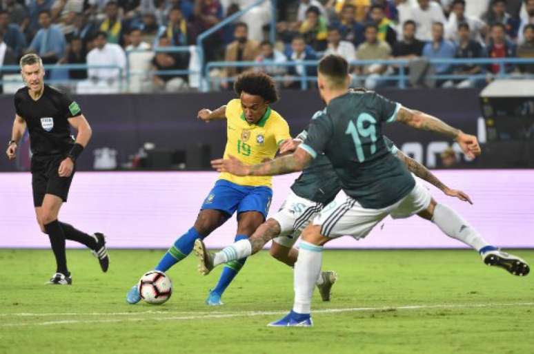 Willian não teve bom rendimento em campo, apesar da insistência (Foto: Fayez Nureldine/AFP)