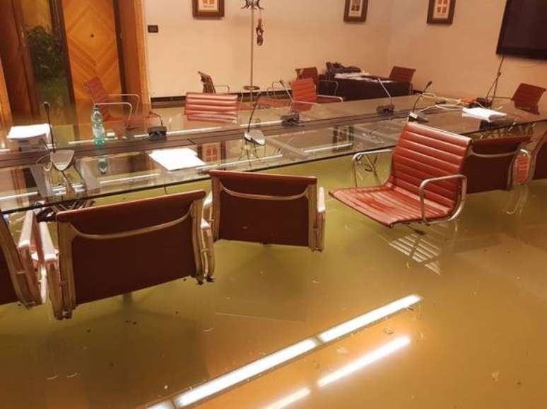 Sala na Assembleia Regional do Vêneto alagada por inundação em Veneza