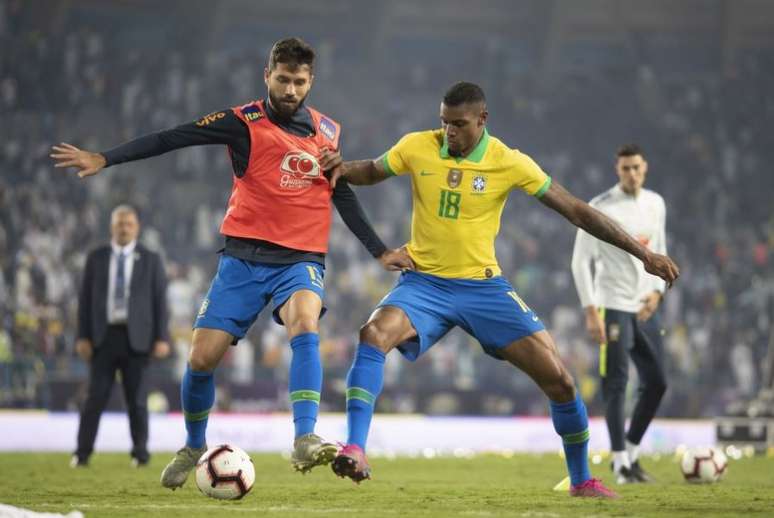 Reservas já iniciaram treinamento no gramado do estádio em Riad (Foto: Lucas Figueiredo/Divulgação)