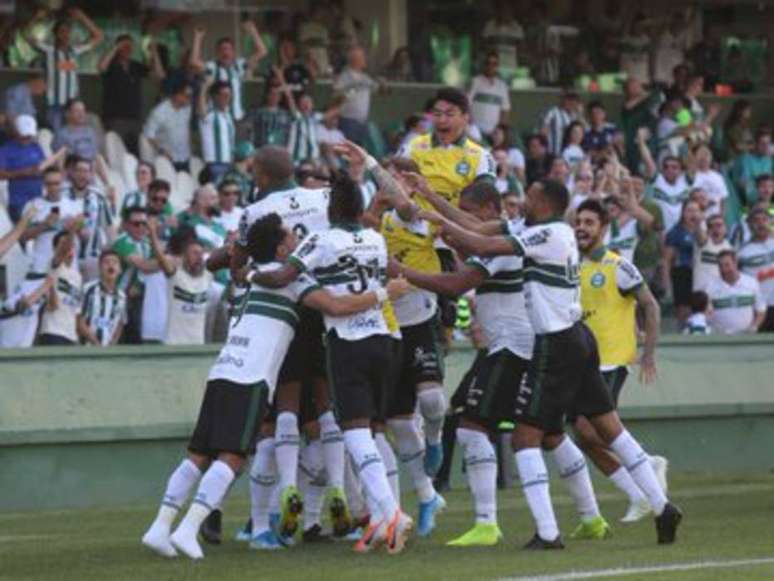 Jogadores do Coritiba comemoram o gol da vitória sobre o Oeste.