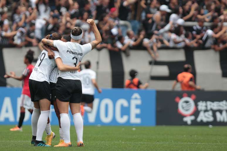 Corinthians bate São Paulo no fim e leva Paulista feminino com