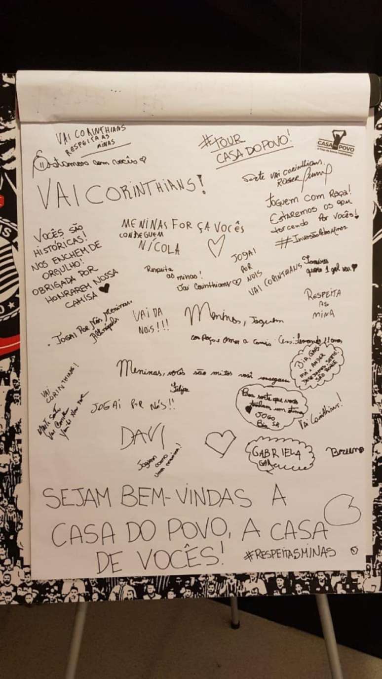 Torcedores do Corinthians escrevem em um painel para a equipe feminina (Foto: Divulgação)