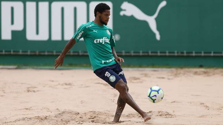 Atacante Luiz Adriano realizou trabalho na caixa de areia na manhã deste sábado (Agência Palmeiras/Divulgação)