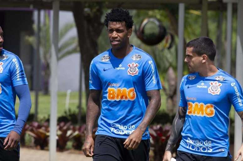 Gil e Fagner em treino do Corinthians neste sábado (Foto:Daniel Augusto Jr. / Agência Corinthians)