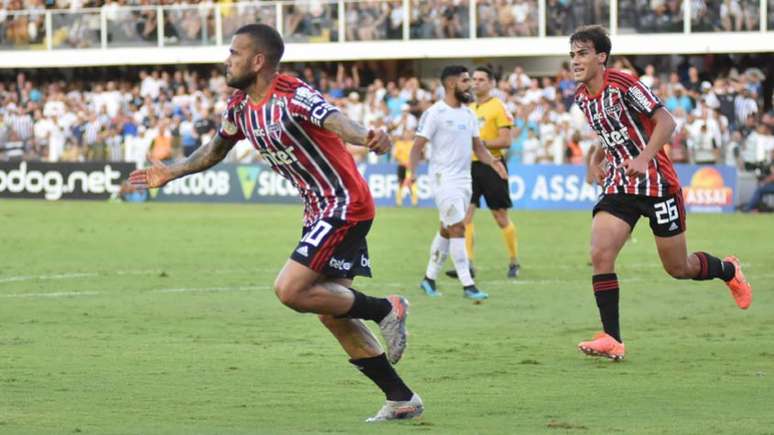 Daniel Alves comemora o gol de empate do São Paulo na Vila - FOTO: Jota Erre/Photo Premium/Lancepress!