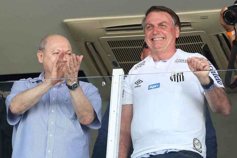 Ao lado de José Carlos Peres, presidente do Santos, Bolsonaro vestiu a camisa do Peixe (Foto: Guilherme Dionizio/Gazeta Press)