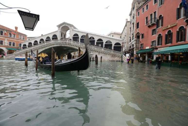 'Acqua alta' inundou 70% do centro de Veneza neste domingo (17)