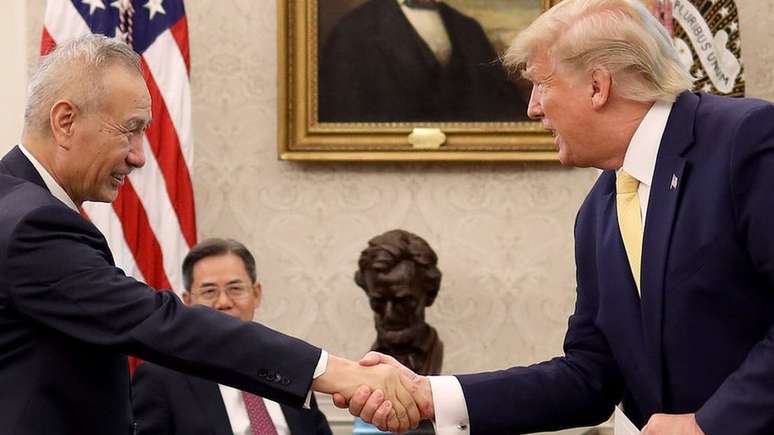 Presidente dos EUA, Donald Trump, e vice-primeiro-ministro chinês, Liu He, selam acordo comercial inicial no Salão Oval da Casa Branca.
