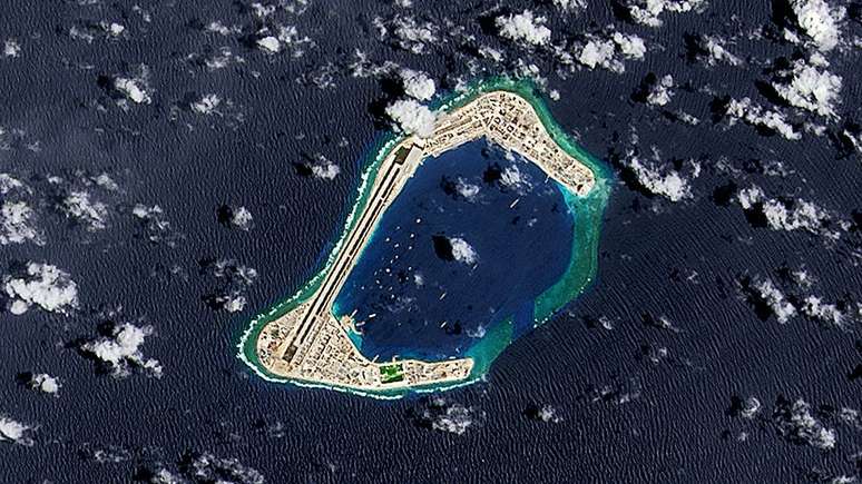 China construiu e militarizou uma série de ilhas artificiais como esta no Mar do Sul da China