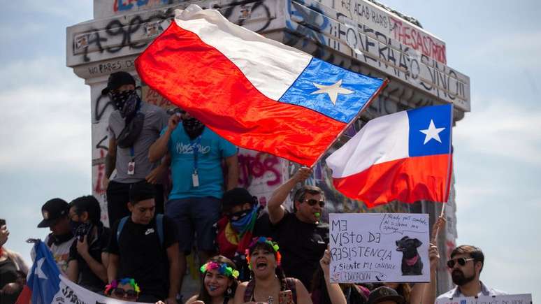 No Chile, debate-se sobre a fórmula para modificar a Constituição em meio a um levante social sem precedentes desde o retorno à democracia