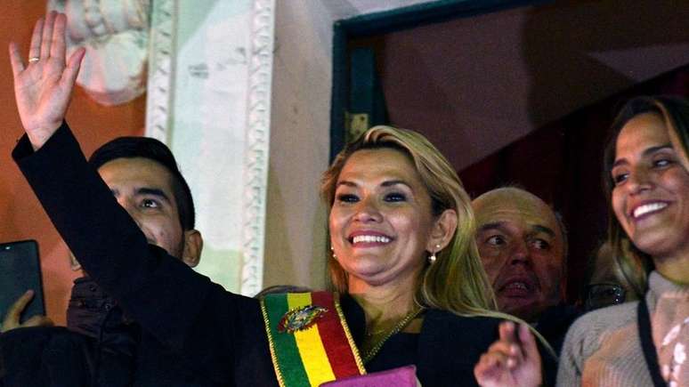 La senadora Jeanine Áñez asumió la presidencia de Bolivia en una sesión relámpago que no es reconocida por el partido MAS.