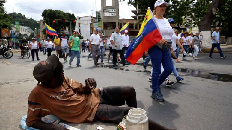 Muitos não vão aos protestos porque estão ocupados em tentar sobreviver