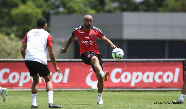 O Athletico-PR, do zagueiro Thiago Heleno, está há sete partidas sem perder.