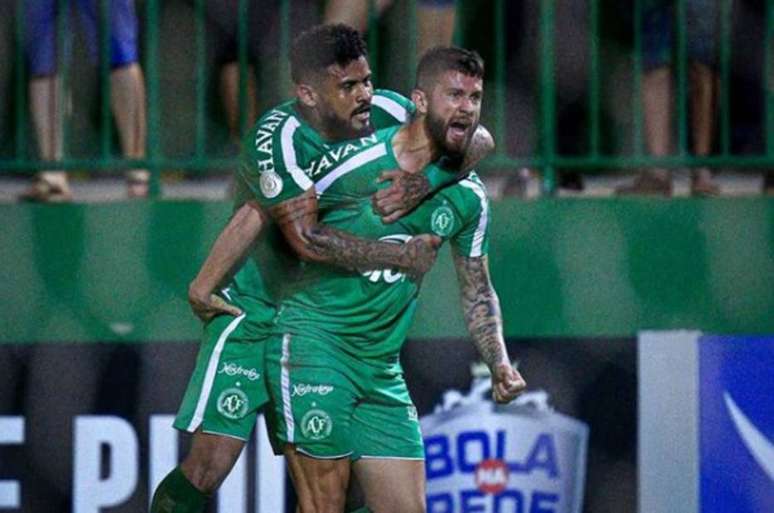 Everaldo comemora o gol da Chapecoense contra o Ceará