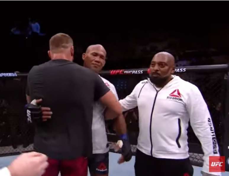 Jan Blachowicz superou Jacaré por decisão dividida na luta principal (Foto: Reprodução YouTube)