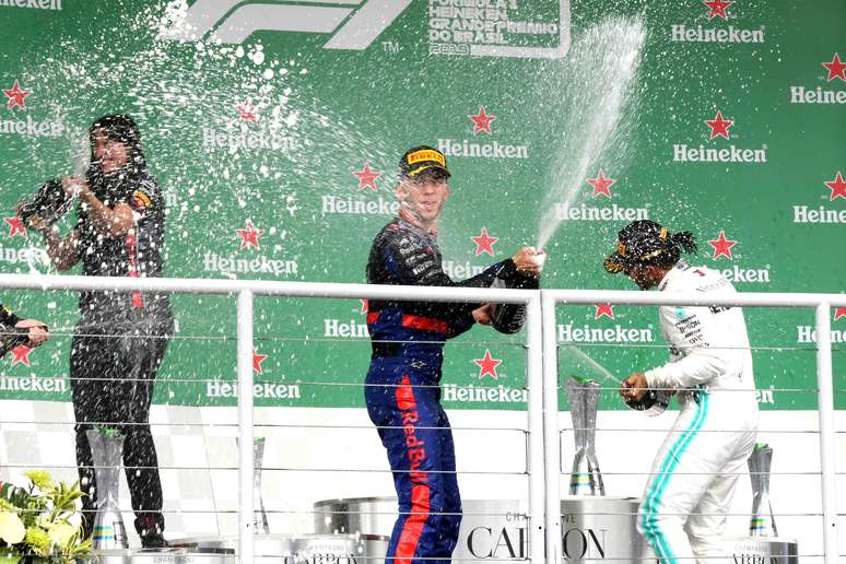 Pilotos fazem a festa no p&oacute;dio