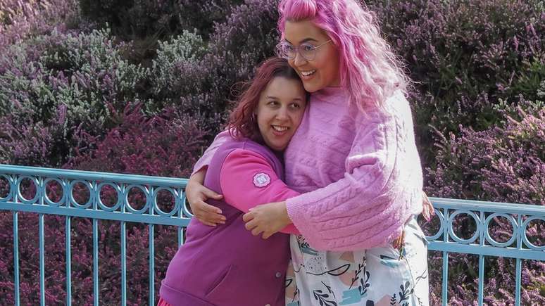 Megan trabalha como cuidadora de sua irm&atilde; Gemma, que tem paralisia cerebral