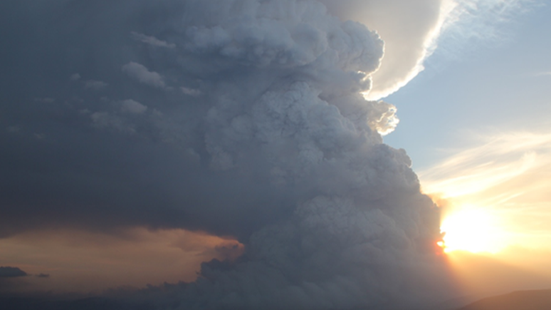 Nuvens de pirocumulonimbus em inc&ecirc;ndios florestais em Victoria em 2014