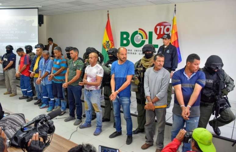 Autoridades apresentaram grupo de nove venezulanos acusados de incitação à revolta e porte de armas