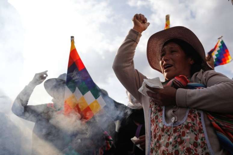 O símbolo indígena Wiphala se tornou a marca dos protestos a favor de Morales
