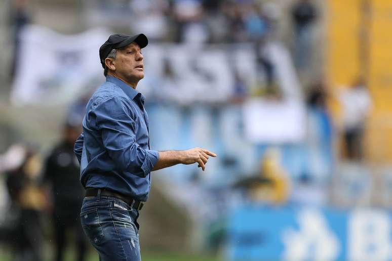 Renato Gaúcho comemora boa fase: com 100% de aproveitamento, o Grêmio lidera o Grupo B, com 12 pontos