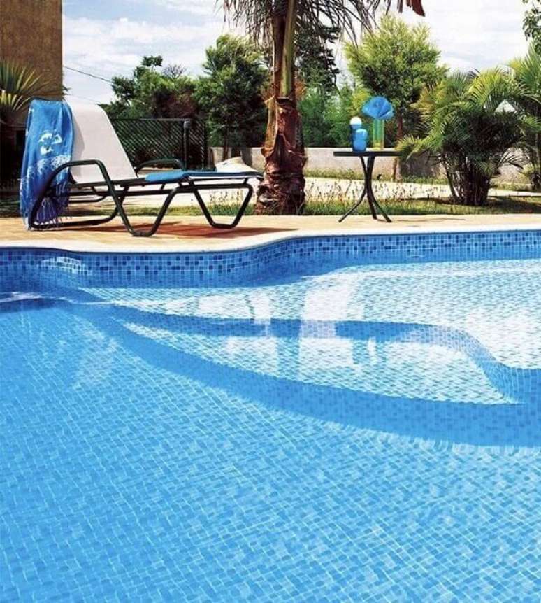 4. Invista em uma bela piscina de vinil para sua &aacute;rea de lazer. Fonte: Pinterest
