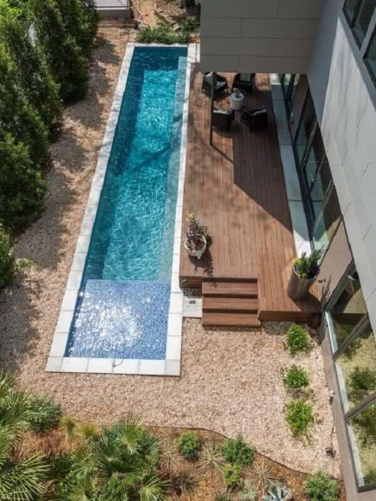 2. A piscina de vinil em tamanho retangular ocupa grande parte da área de lazer da casa. Fonte: Pinterest