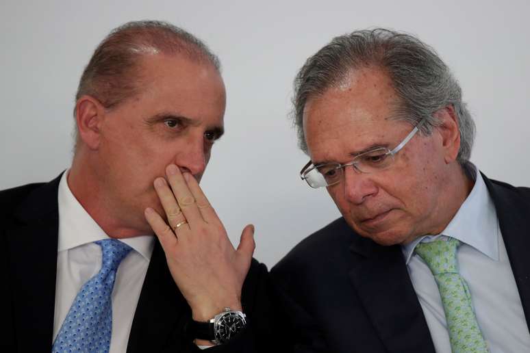 Ministros Onyx Lorenzoni e Paulo Guedes conversam durante cerimônia no Palácio do Planalto, em março
25/03/2019
REUTERS/Ueslei Marcelino