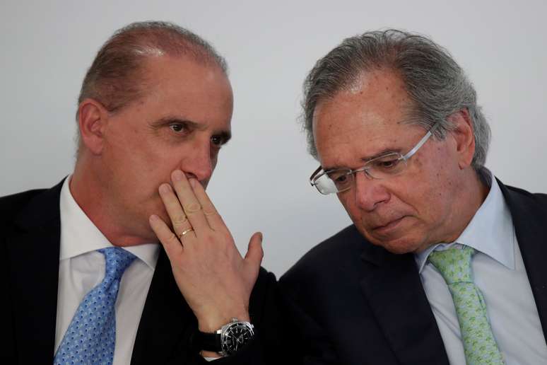 Ministros Onyx Lorenzoni e Paulo Guedes conversam durante cerimônia no Palácio do Planalto
REUTERS/Ueslei Marcelino