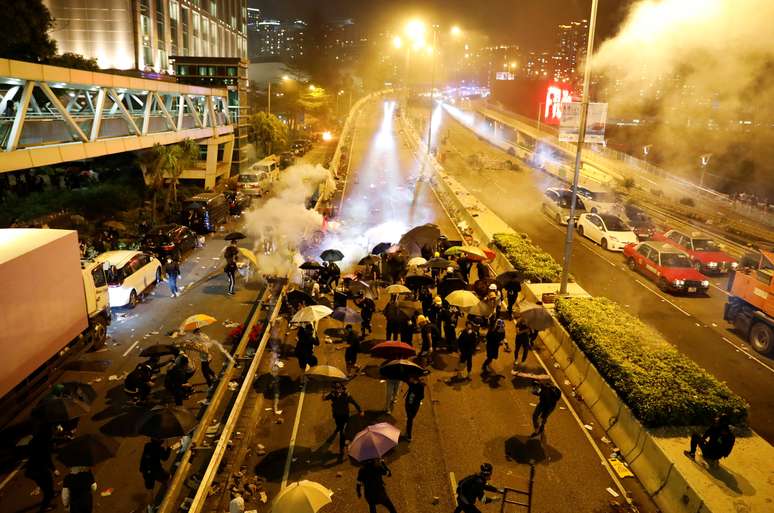 Manifestantes contra o governo entram em confronto com a polícia perto da Universidade Polítécnica de Hong Kong
18/11/2019
REUTERS/Adnan Abidi