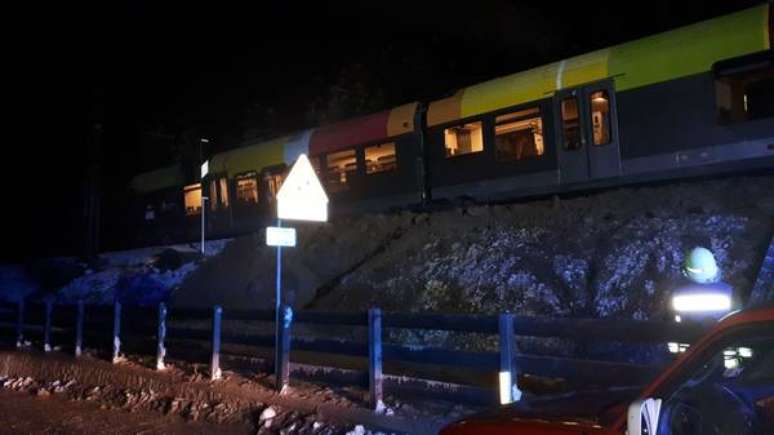 Deslizamento de terra faz trem descarrilar na Itália