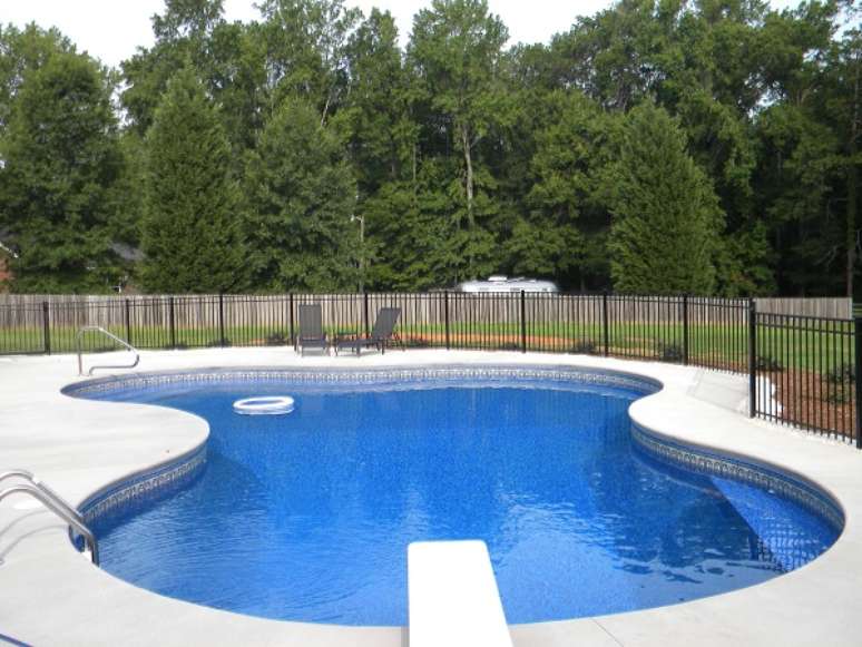 51. Piscina com trampolim lateral. Fonte: Pinterest