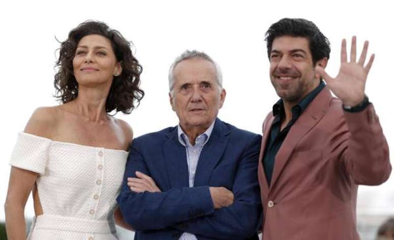 Marco Bellocchio entre Maria Fernanda Cândido e Pierfrancesco Favino, protagonistas de "O Traidor"