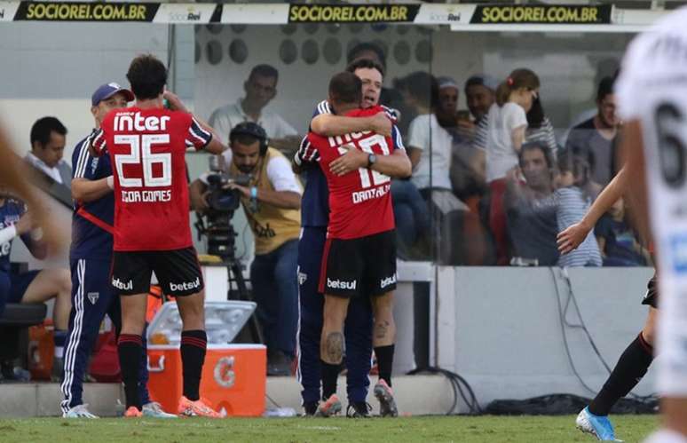 Diniz recebeu abraço de Daniel Alves e de outros atletas após gol na Vila (FOTO: Rubens Chiri/saopaulofc.net)