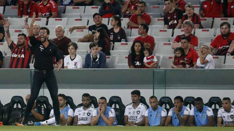 Valentim admite necessidade de melhorar (Foto: Vitor Silva/Botafogo)