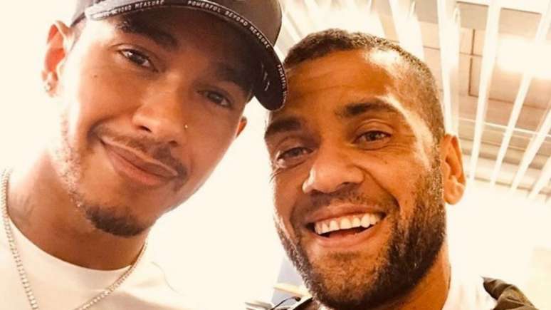 Hamilton e Daniel Alves se encontraram no último domingo, no GP do Brasil de F1 (Foto: Reprodução/Instagram)