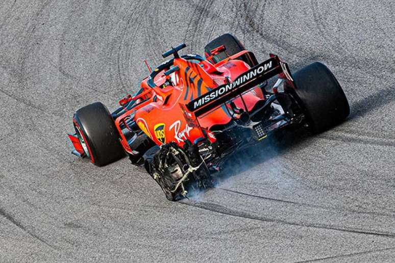 Carro de Sebastian Vettel após o toque entre as duas Ferraris na reta oposta de Interlagos (Rafael Catelan/ F1Mania)