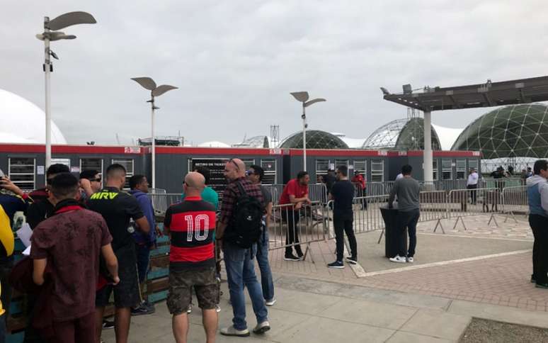 Atrasos marcaram a troca de ingressos em Lima (Foto: Matheus Dantas/Lance!)