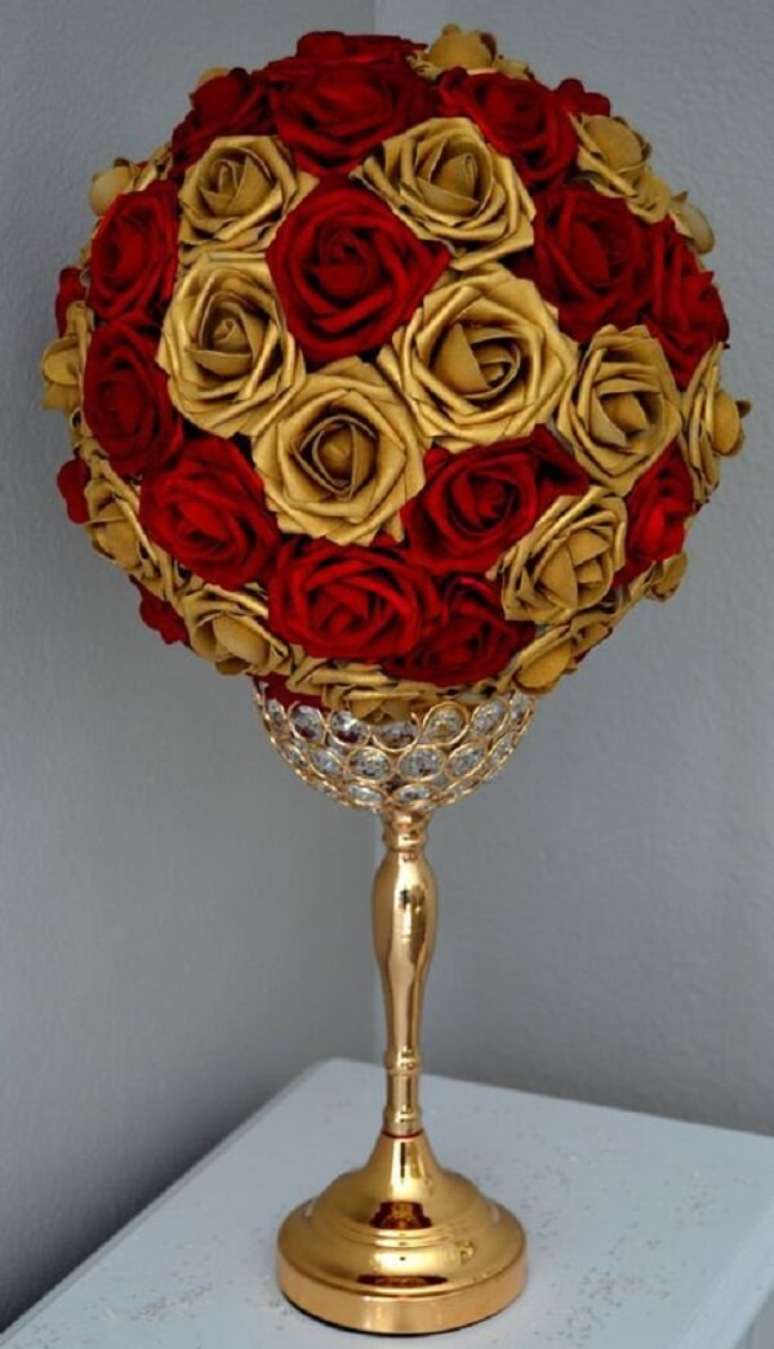 79. Arranjo magn&iacute;fico formado por flores de EVA. Fonte: Etsy