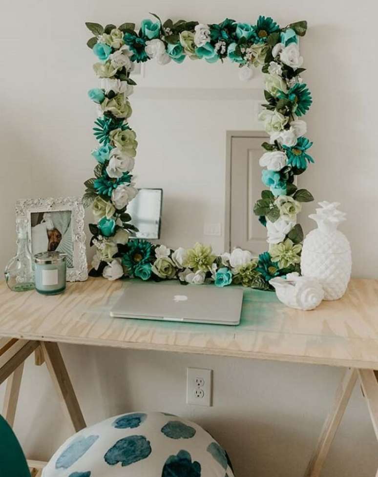 80. As flores de EVA complementam a moldura do espelho. Fonte: Pinterest
